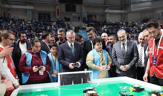 Kocaeli Büyükşehir Belediye Başkanı Tahir Büyükakın, KODELİG’26 Ulusal Robot Yarışması’nın