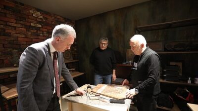 İnegöl Belediye Başkanı Alper Taban, İNESMEK kurslarını ziyaret ederek kursiyerlerle