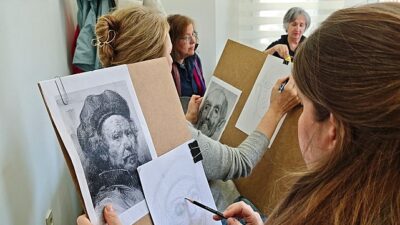 Maltepe Belediyesi’nin düzenlediği Bağlama Batik Atölyesi, vatandaşları geleneksel el sanatlarıyla