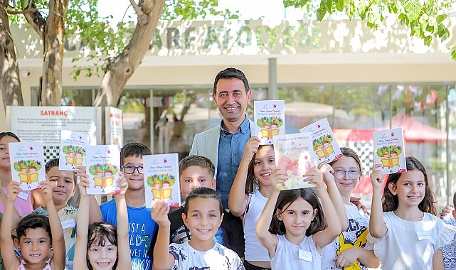 Bayraklı Belediyesi, Kütüphane Haftası kapsamında çocuklara kitap sevgisini aşılamak amacıyla