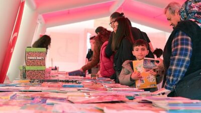 Bayraklı Belediyesi tarafından Kütüphane Haftası kapsamında düzenlenen Çocuk Kitap Şenliği,
