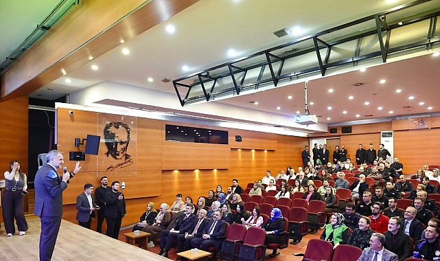 Bayrampaşa Belediyesi’nin düzenlediği Kanser Farkındalık Eğitimi’nde konuşan Başkan Vekili İbrahim