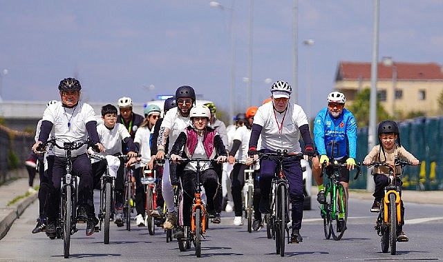 Beylikdüzü Belediyesi tarafından düzenlenen “Pedallar Sağlık İçin Dönüyor” etkinliğinde bisiklet