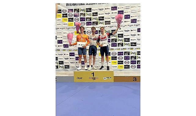 Konya Büyükşehir Belediyesporlu pist bisikleti sporcuları, uluslararası arenada Ay-Yıldızlı forma