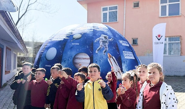 Canik Belediyesi'nin Canik Özdemir Bayraktar Keşif Kampüsü okullara kurduğu planetaryumla