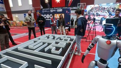 Canik Belediyesi'nin gerçekleştirdiği ROBOSAM Robot Yarışması'nda öğrenciler, tasarladıkları ve ürettikleri