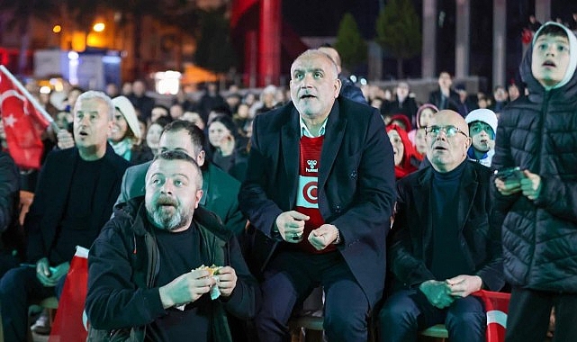 Canik Belediyesi'nin Türkiye-Kosova karşılaşmasını dev ekranla vatandaşlarla buluşturduğu etkinlik büyük