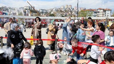 İzmit Milli İrade Meydanı’nda düzenlenen “Bi Dünya Eğlence” etkinlikleri hafta