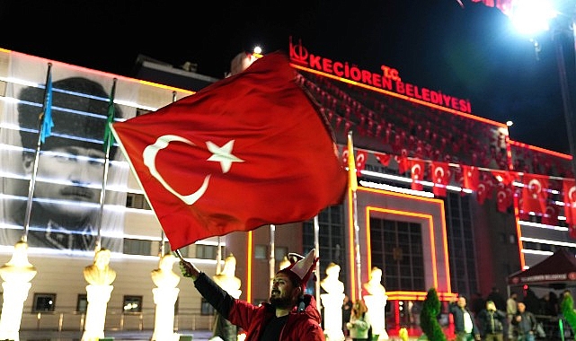 Keçiören Belediyesi tarafından Kalaba Kent Meydanı’nda kurulan dev ekranın etrafında