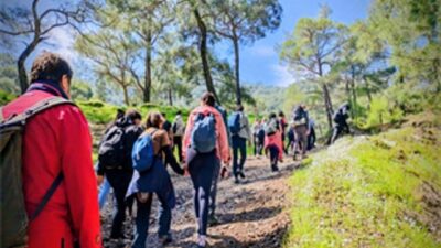 İzmir Büyükşehir Belediyesi tarafından düzenlenen Efes Mimas Yolu bahar yürüyüşünde