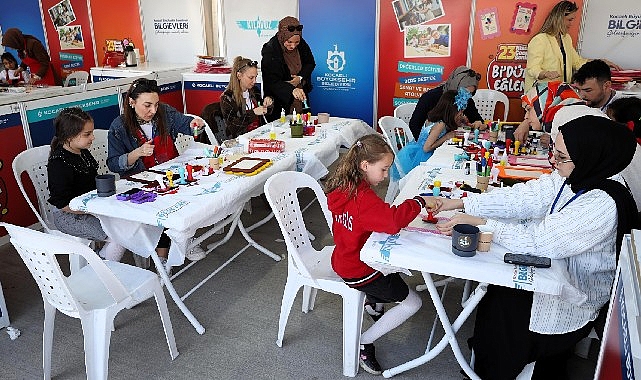 Büyükşehir Belediyesi’nin çocukları buluşturduğu 23 Nisan Şenlikleri tüm hızıyla devam