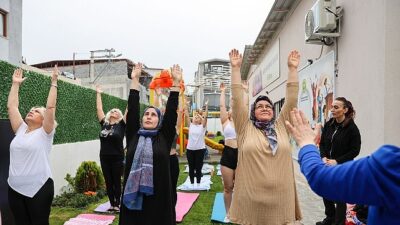 Buca Belediyesi Gülşah Durbay Kadın Danışma Merkezi’nde düzenlenen yoga dersleri