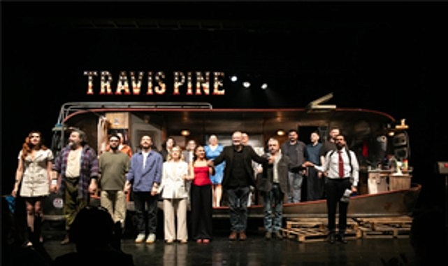 İzmir Şehir Tiyatroları, yeni oyunu ‘Halktan Biri’nin prömiyerini gerçekleştirdi.