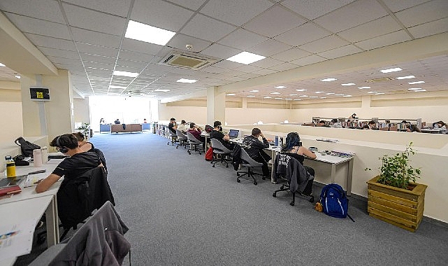 İzmir Büyükşehir Belediyesi’nin Kültürpark’ta hizmete açtığı Hasan Ali Yücel Kütüphanesi;