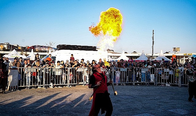 Kocaeli’deki çocukların buluşma adresi olan İzmit Milli İrade Meydanı muhteşem