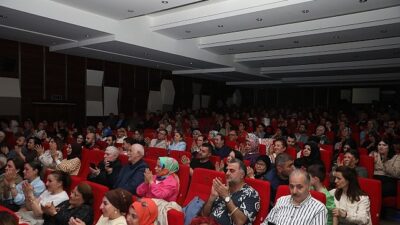 İnegöl Belediyesi Türk Halk Müziği Korosu, Anadolu Bozlakları konserinde sanatseverlerle