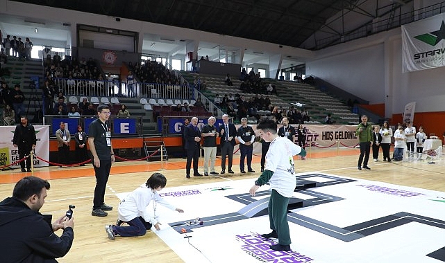 İnegöl’de Milli Eğitim Müdürlüğü tarafından “Geleceği Gençler Kodluyor” sloganıyla düzenlenen