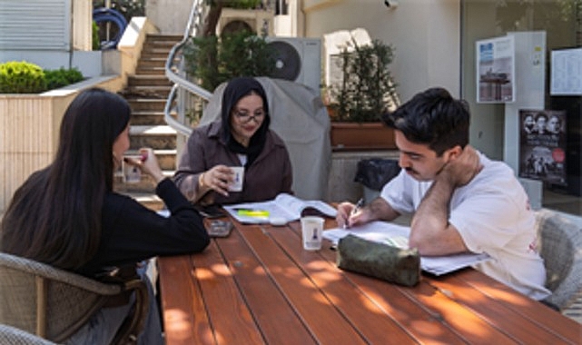 İzmir Büyükşehir Belediyesi’nin kentin farklı noktalarına yayılan kütüphaneleri her yaş