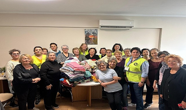 Karşıyaka Belediyesi Bilge Çınarlar Sağlıklı Yaş Alma Merkezi örgü kursu