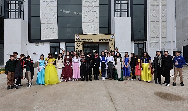 Kütüphane Haftası dolayısıyla Karatepe Ortaokulu öğrencileri Kartepe Kütüphanesi’ni ziyaret etti.