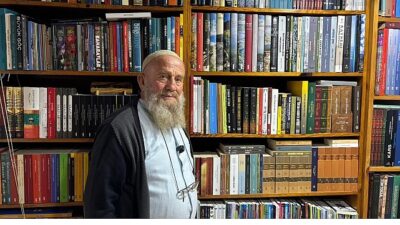 Kocaeli’de yaşayan ve kitap sevgisiyle çevresine ilham veren 68 yaşındaki
