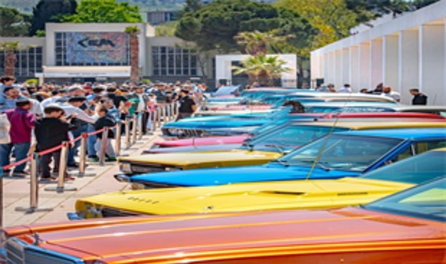 İzmir Büyükşehir Belediyesi ev sahipliğinde düzenlenen İZKİTAP - İzmir Kitap