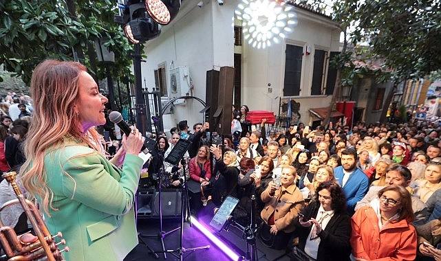 Konak Belediyesi’nin düzenlediği Dario Moreno Sokak Şenliği, her yaştan İzmirliyi