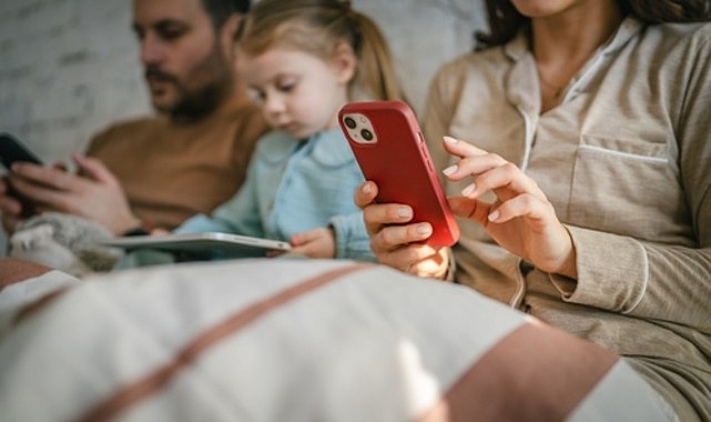 Akıllı telefonlar, sosyal medya platformları, çevrimiçi oyunlar ve sanal bahis