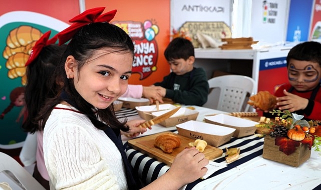 Büyükşehir tarafından Milli İrade Meydanı’nda düzenlenen 23 Nisan Ulusal Egemenlik