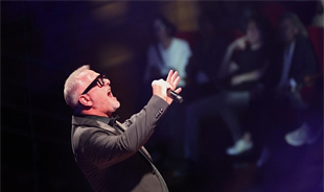 Ahmed Adnan Saygun Sanat Merkezi sahnesinde izleyiciyle buluşan ünlü tenor