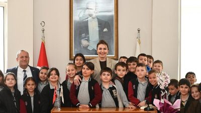 Nurten Hüsnü Pullukçu İlkokulu 3B sınıfı öğrencileri, öğretmenleri İsmail Meriç