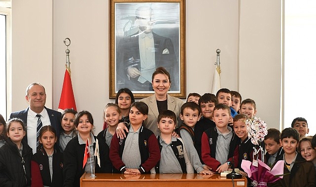 Nurten Hüsnü Pullukçu İlkokulu 3B sınıfı öğrencileri, öğretmenleri İsmail Meriç