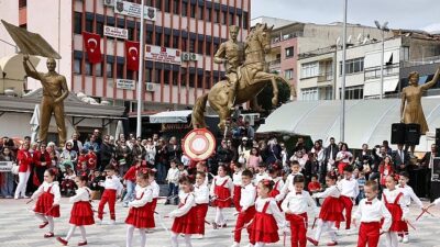 23 Nisan Ulusal Egemenlik ve Çocuk Bayramı, Menemen'de renkli görüntülere