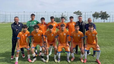 Mersin U-15 Ligi’nde şampiyon olan Yenişehir Belediyesi Spor Kulübü U-15