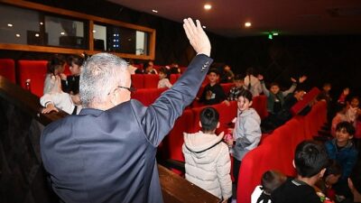 Kemer Merkez İlkokulu ikinci sınıf öğrencileri, Kemer Belediye Başkanı Necati