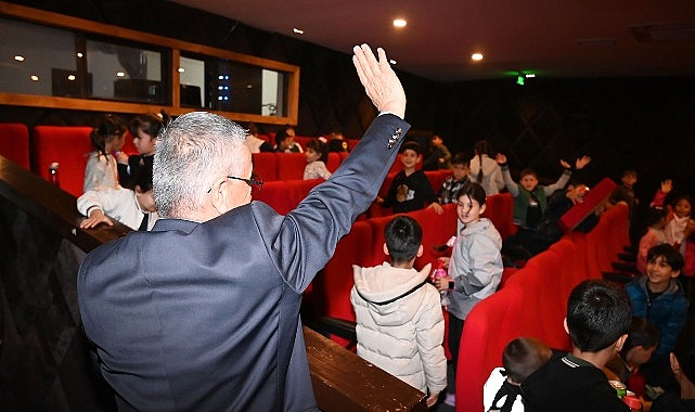 Kemer Merkez İlkokulu ikinci sınıf öğrencileri, Kemer Belediye Başkanı Necati