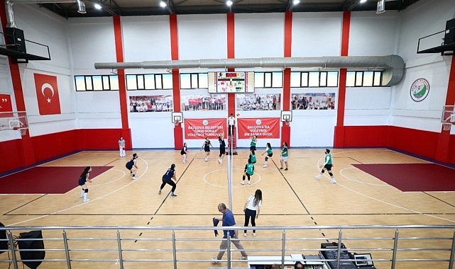 Balçova Belediyesi tarafından düzenlenen “Onur Günay Karma Voleybol Turnuvası”, iki