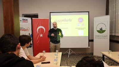 Osmangazi Belediyesi’nin düzenlediği “Genç Filozlar Atölyesi” kapsamında gençler, bilgi kirliliği