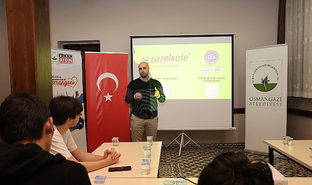Osmangazi Belediyesi’nin düzenlediği “Genç Filozlar Atölyesi” kapsamında gençler, bilgi kirliliği