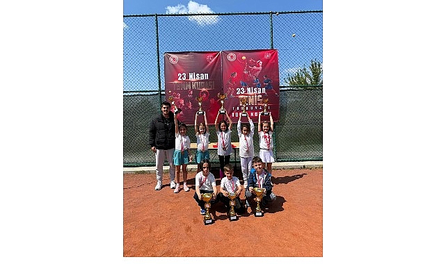 Osmangazi Belediyespor Tenis Takımı sporcuları, TBMM 23 Nisan Kupası’nda ortaya