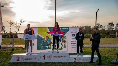 Osmangazi Belediyespor Triatlon Takımı sporcuları, Antalya’nın Serik ilçesinde düzenlenen Triatlon