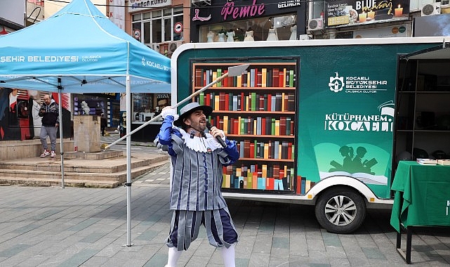 Kocaeli Büyükşehir Belediyesi’nin düzenlediği “Roman Kahramanları İzmit’te” etkinliği, edebiyatı sokağa