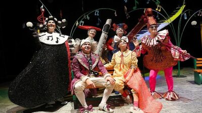 İstanbul Büyükşehir Belediyesi Şehir Tiyatroları, dekoru ve kostümleriyle göz kamaştıran