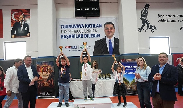 Torbalı Belediyesi’nin düzenlediği Ulusal Egemenlik ve Çocuk Bayramı Satranç Turnuvası,