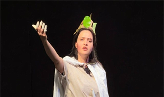 İzmir’de üniversite tiyatro topluluklarını bir araya getiren “Aynı Işığın Altında”