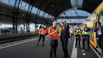 Amsterdam Merkez İstasyonu, Amsterdam'ın dünyaya açılan kapısı olarak tanımlanıyor.