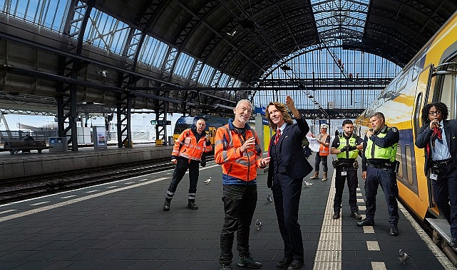 Amsterdam Merkez İstasyonu, Amsterdam'ın dünyaya açılan kapısı olarak tanımlanıyor.
