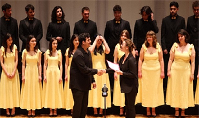 İzmir Uluslararası Çoksesli Korolar Festivali, ilk gününde yoğun ilgi gördü.