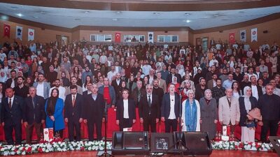 Keçiören Belediyesi tarafından düzenlenen “Ahmet Özhan Konseri ve Söyleşi Programı” Keçiörenlilerin yoğun