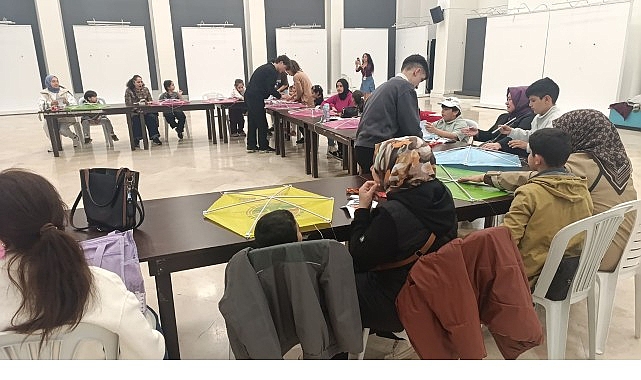 Maltepeli anneler ve çocukları, Maltepe Belediyesi’nin organize ettiği “Anne-Çocuk Uçurtma